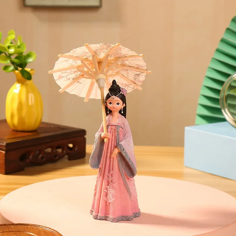 

Миниатюра куклы в костюме Тан из смолы