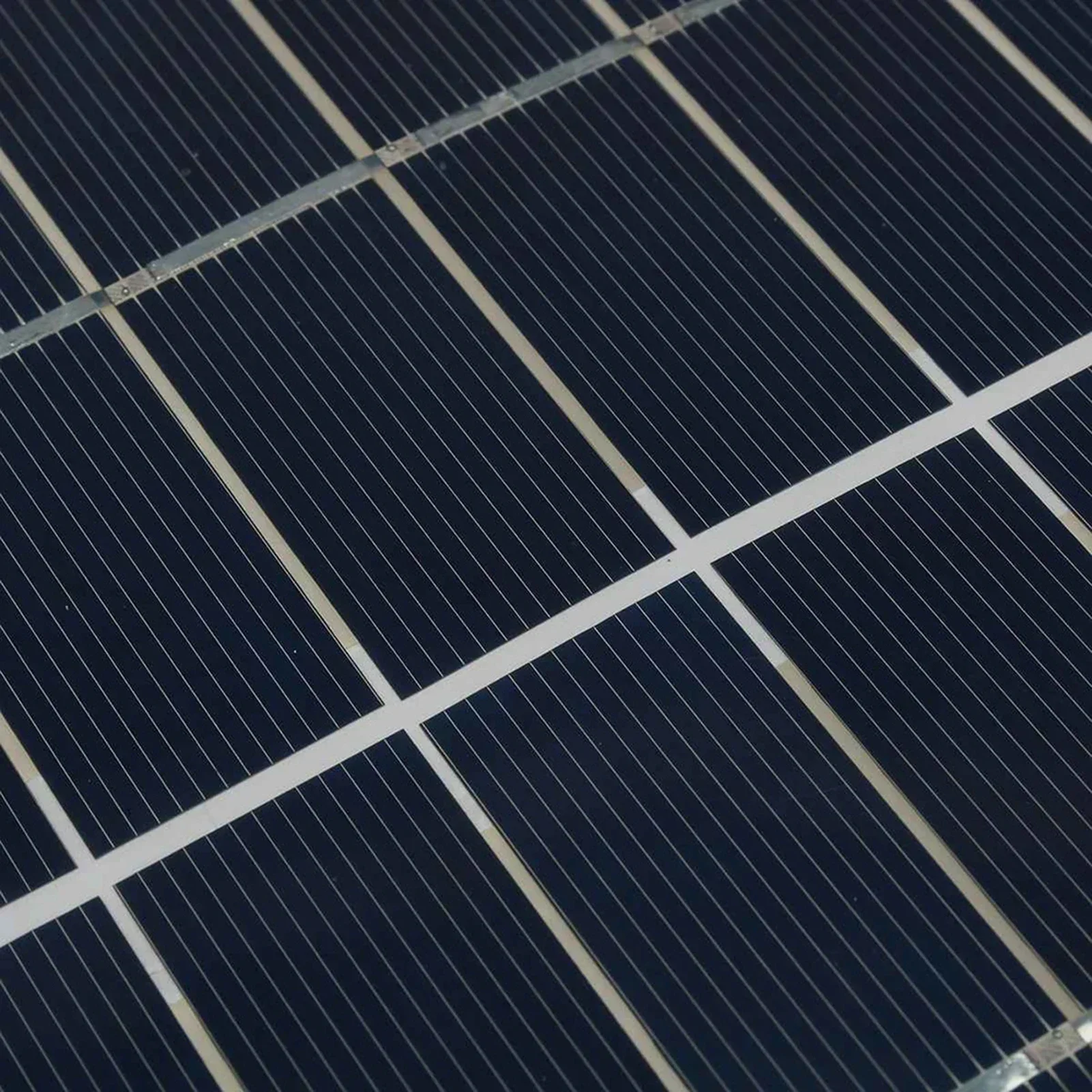 Оснащен гибкой солнечной панелью USB 5 В мощностью 40 Вт подходящей для кемпинга и