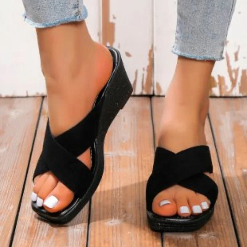 

Женские летние однотонные шлепанцы на танкетке, сланцы, модные сандалии с открытым носком, без застежек, босоножки на платформе и высоком ка...