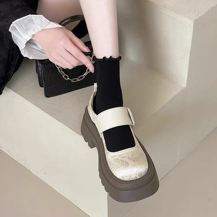 Женские маленькие кожаные туфли с принтом и вышивкой наклейки на сезон 2024 новые