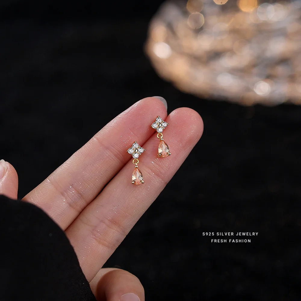 

Женские серьги-гвоздики из серебра 100% пробы с цирконом