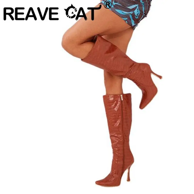 

Женские высокие сапоги до колена REAVE CAT, осенние сапоги на тонком квадратном каблуке 11 см с молнией и полосками, большие размеры 36-43, S4066, 2022