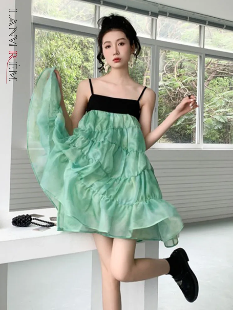

LANMREM Sling Dress 2022 Summer New Female Oil Painting Green Wave Fold Multi-layer Mesh Fluffy Patchwork Dresses Fashion 2R2086