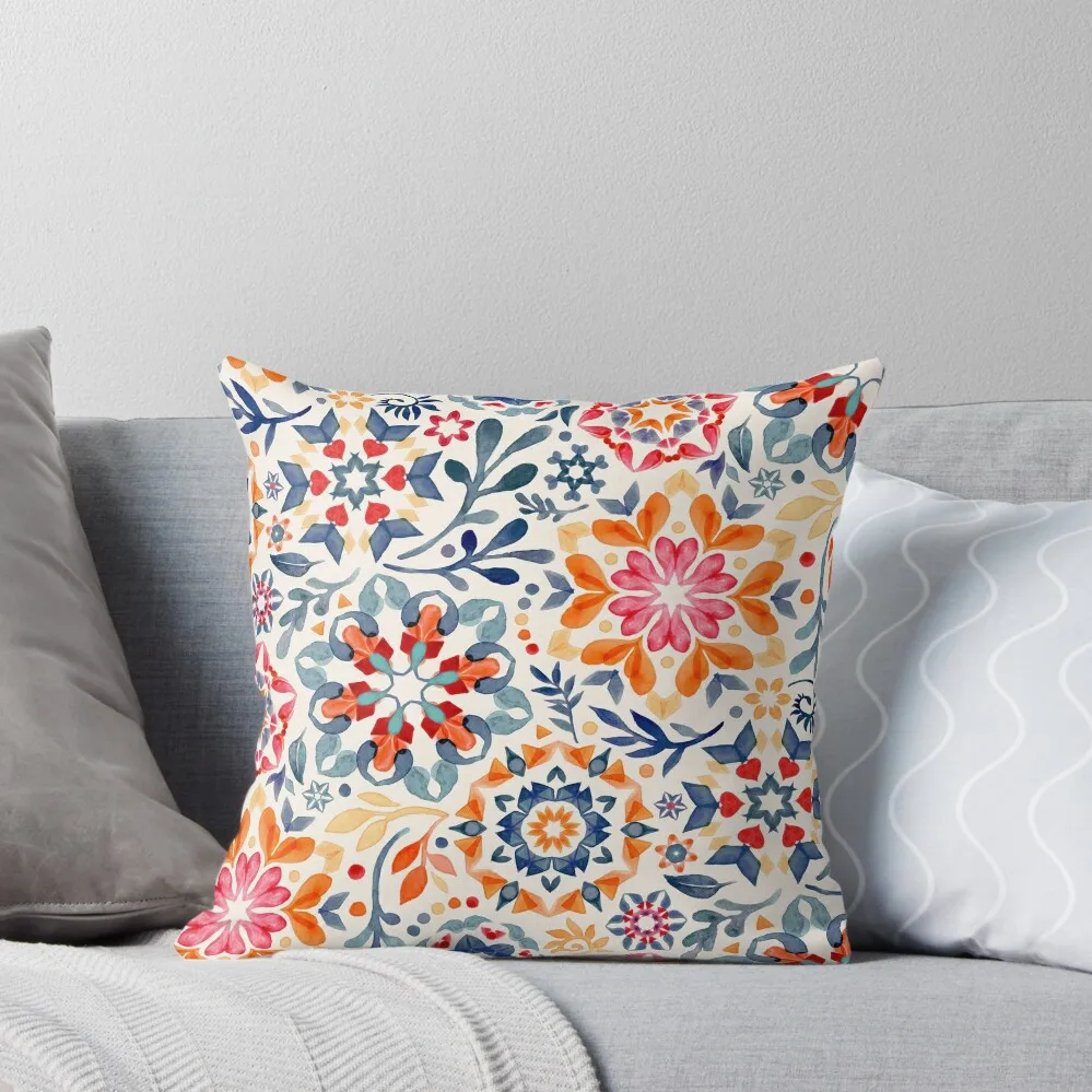 Акварельная декоративная подушка-калейдоскоп с цветочным рисунком