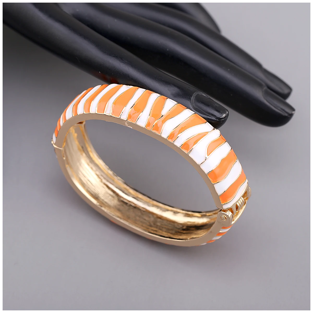 Многоцветный эмалированный полосатый эффектный браслет для женщин