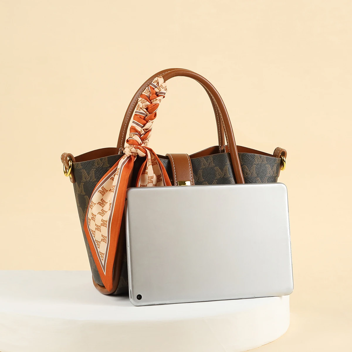 Сумка-ранец с геометрическим рисунком и надписью съемный плечевой ремень