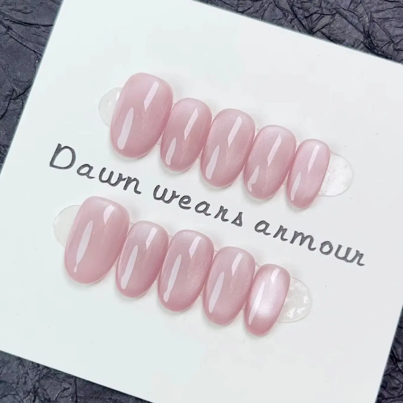 Нанесение гвоздей вручную 10 фальсифицированных кончиков ногтей овальные