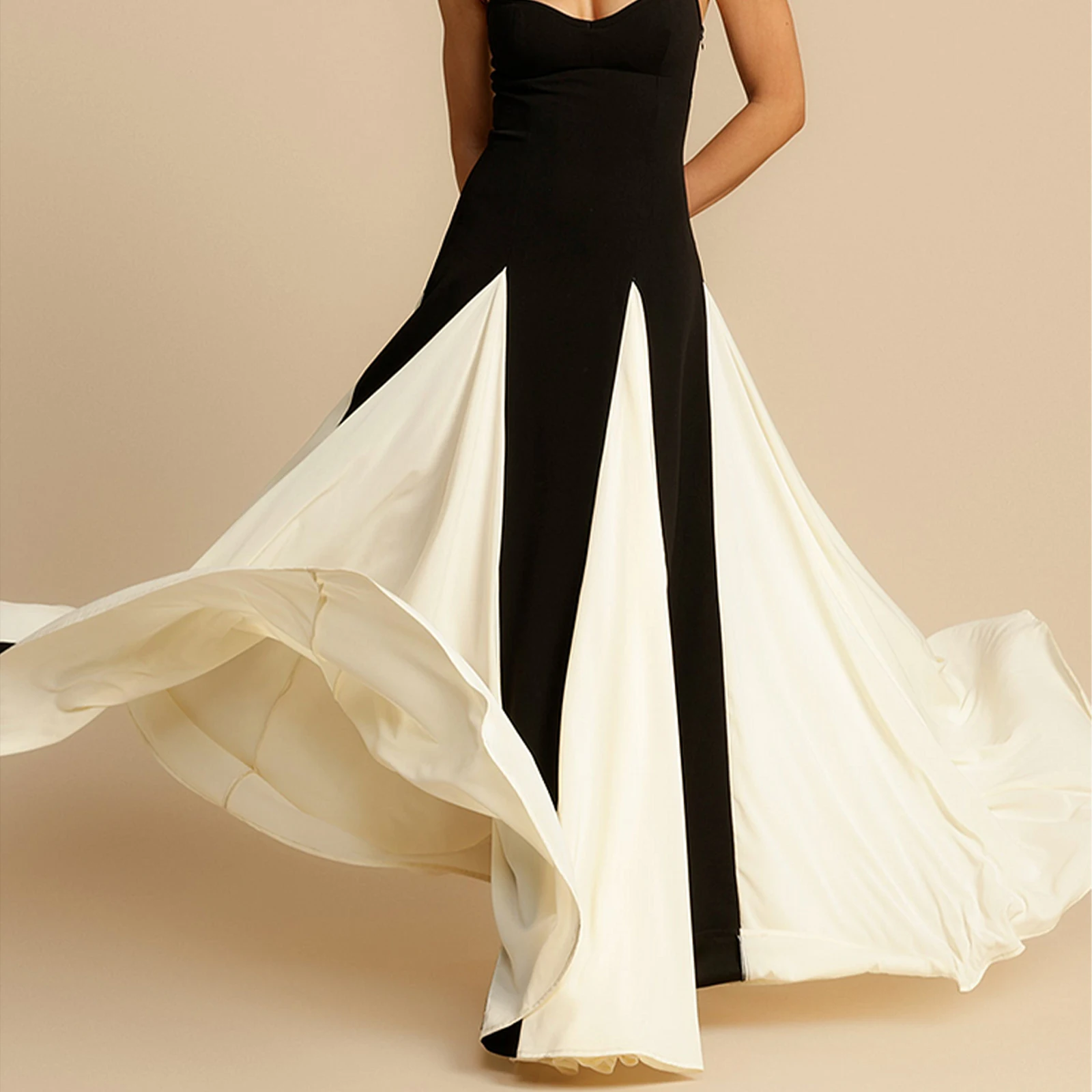 Женское платье на тонких бретельках контрастного цвета с струящимся подолом и