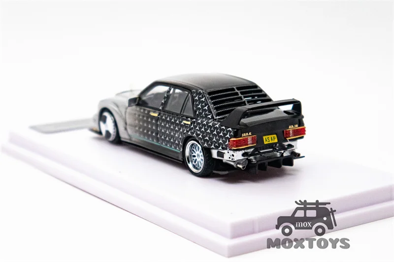 DCM 1:64 190E Звезда Серебряная литая модель автомобиля