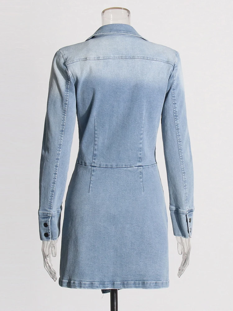 Темпераментные джинсовые однобортные мини-платья с длинными рукавами и высокой