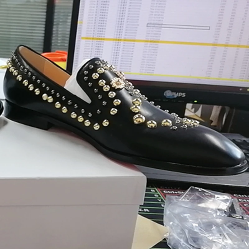 Мужские туфли в британском стиле с острым носком Стразы заклепками модные
