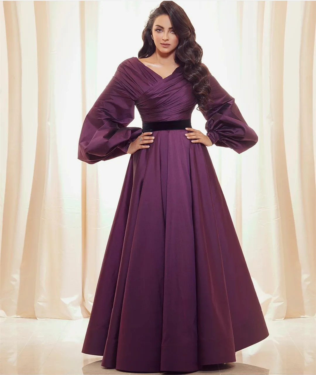 

Elegant Long V-Neck Grape Taffeta Evening Dresses فساتين السهرة A-Line Pleated Floor Length Prom Dress Robe de soirée for Women
