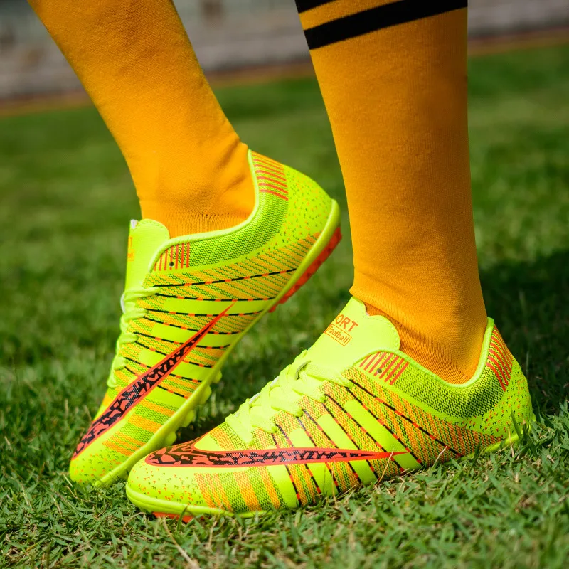 Hot sale Kids Indoor Soccer Shoes Cheap Children Soccer Cleats Society Original Men Futsal Football Boots Turf Sneakers Men 2022