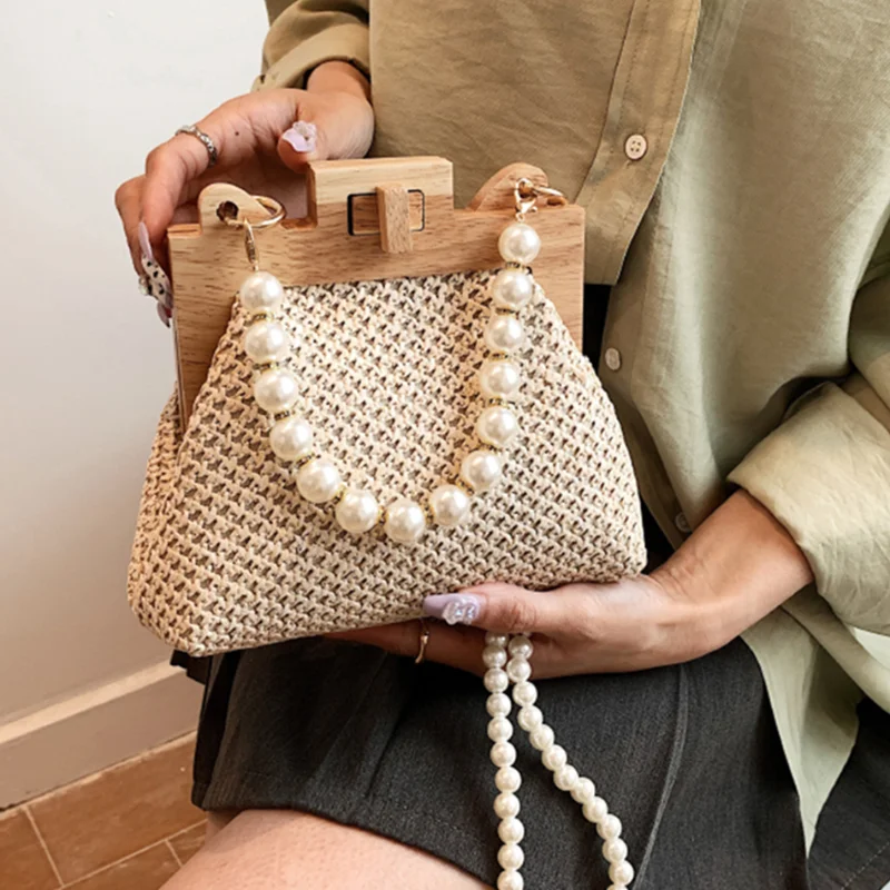 

Модная Плетеная соломенная сумка на плечо для женщин, лето 2022, Сумка с деревянной ручкой и зажимом, роскошные дизайнерские сумки, трендовая женская сумка