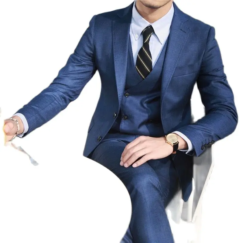 свадебный костюм мужской. шинов костюме с галстуком. мужской костюм серый металлик. иерихон бэрронс. аккуратный мужчина.