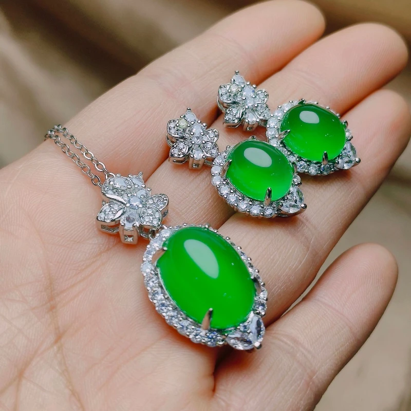 Ожерелье с подвеской из натурального нефрита и голубиного яйца инкрустированное