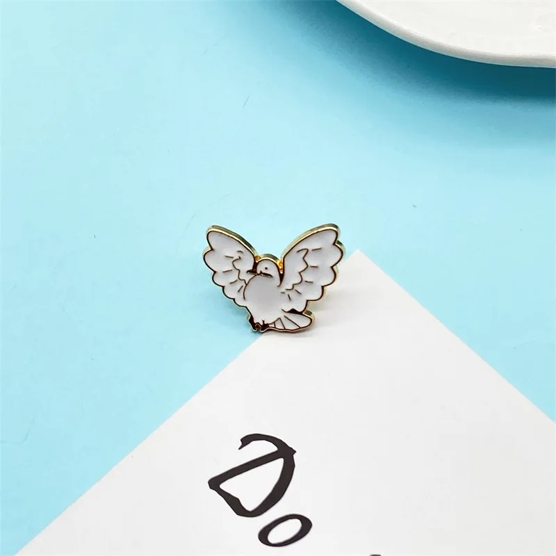 Простая маленькая и милая эмалированная брошь с изображением голубей из