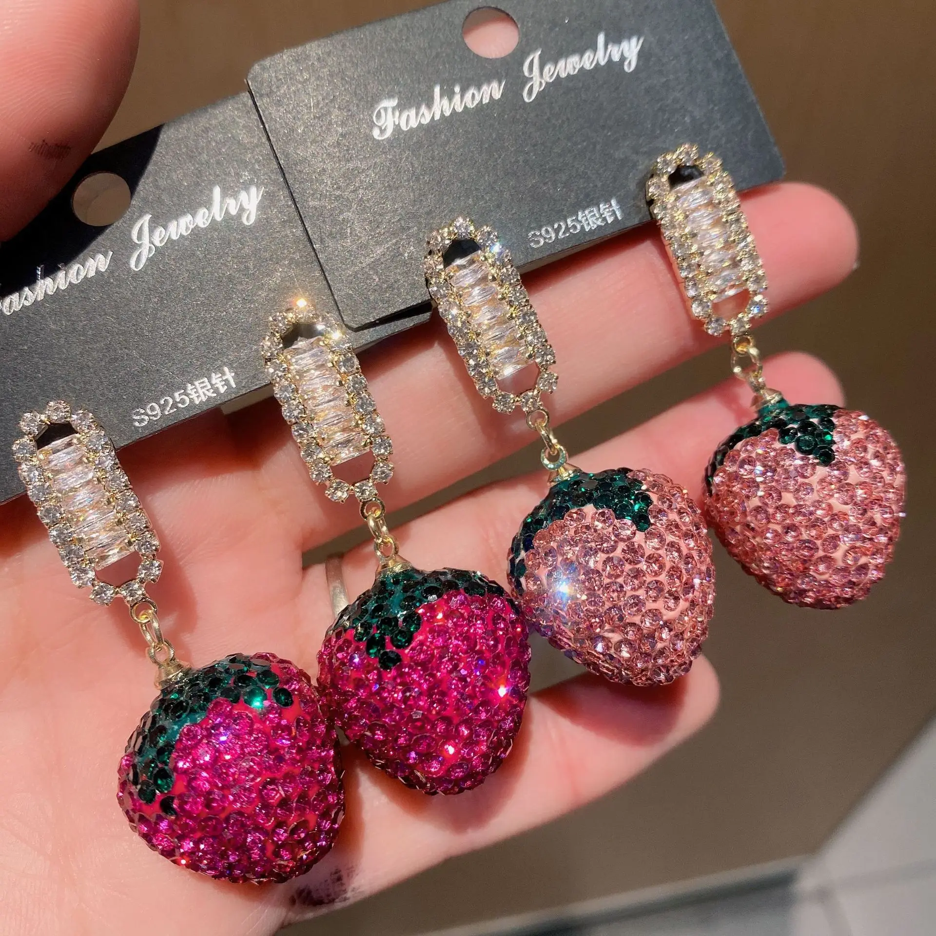 Женские серьги в виде клубники с микро-инкрустацией из циркония высокого