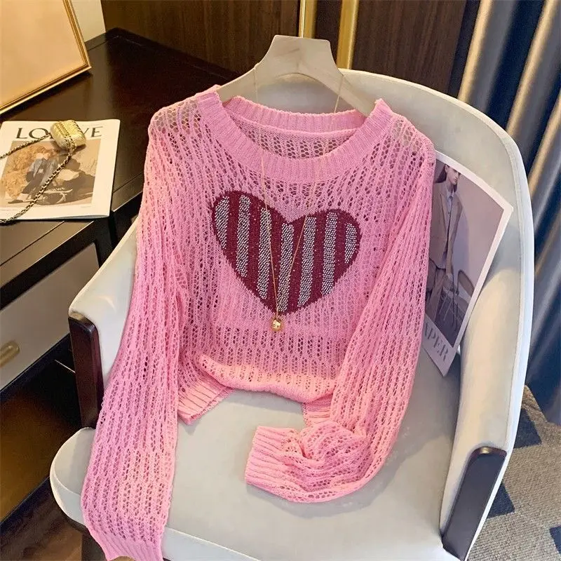 Женский трикотажный свитер с вырезами в форме сердца