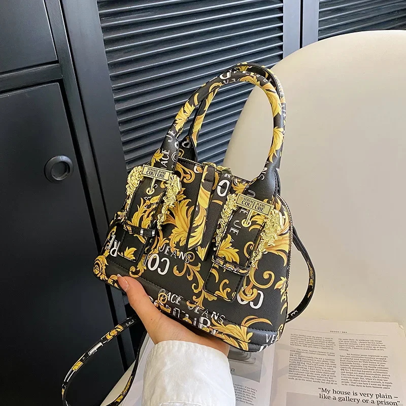 

European and American Retro Hand Held Vintage Jacquard Personalized Shell Foreskin with Decorative High-end Fashion Women's Bags