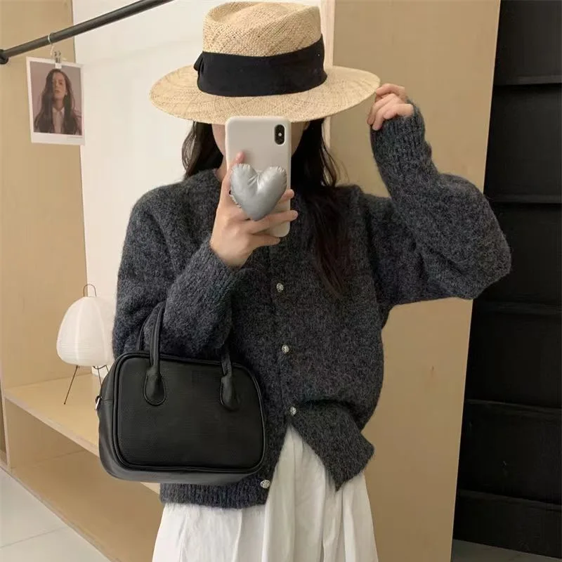 Уютный трикотажный кардиган с круглым вырезом и пуговицами свитер женская