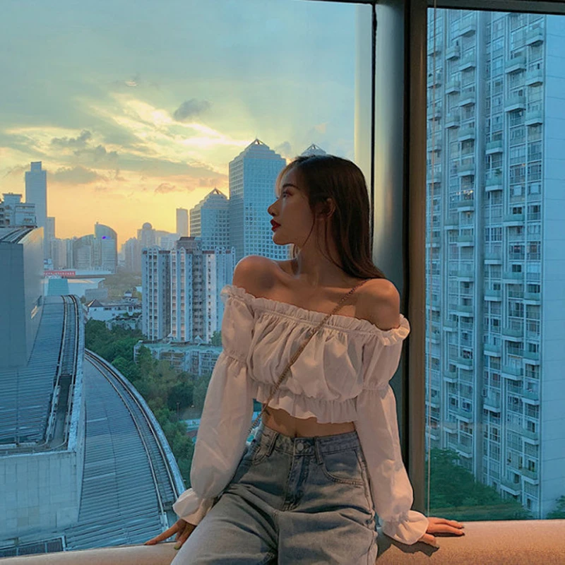 Женская блузка с открытыми плечами