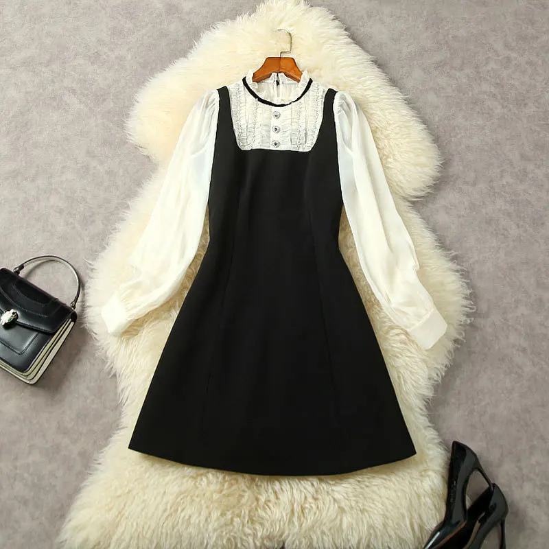 

Женское платье с круглым вырезом, рукавами-фонариками и стразами