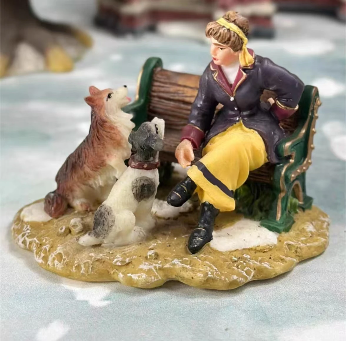 

Статуэтка женщина с собаками из смолы