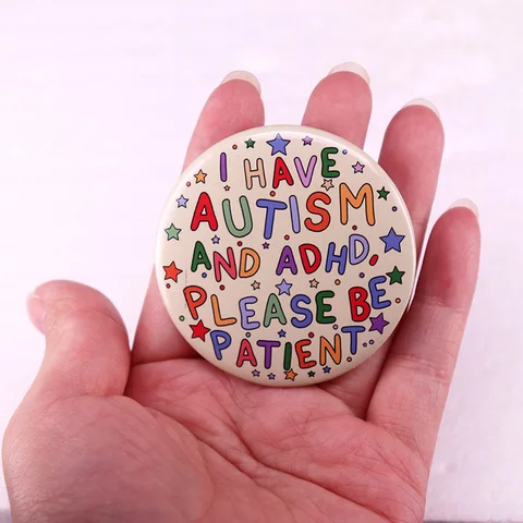 Значок "Я имею аутизм и СДВГ, пожалуйста, будьте терпеливы"