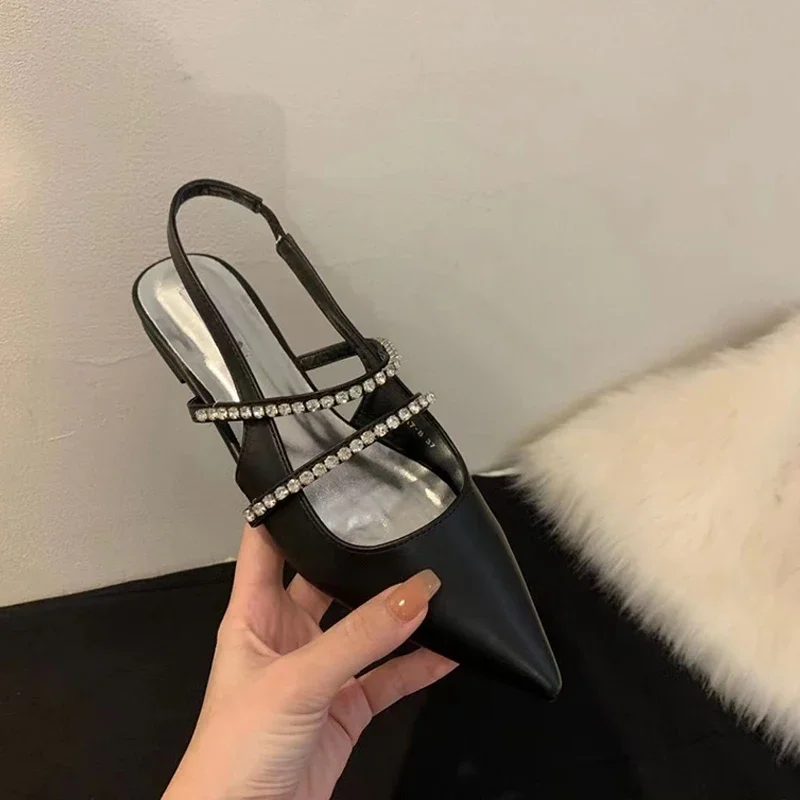 Женские туфли на плоской подошве с острым носком и стразами серебряные Lefu