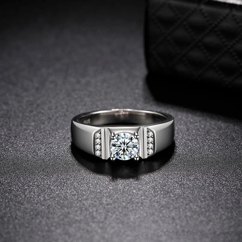 Мужское кольцо из серебра 925 пробы с платиновым муассанитом |