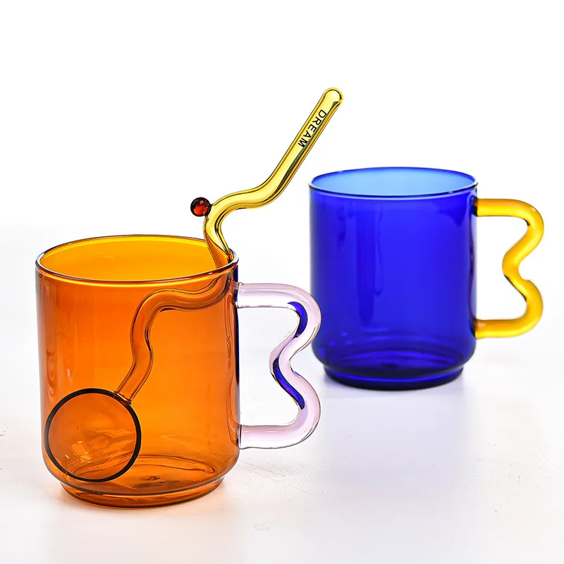 

Креативная цветная стеклянная чашка для воды с ручкой для девушки пары офисная чашка для сока кофе чашка для завтрака молока со стеклянной ложкой 450 мл