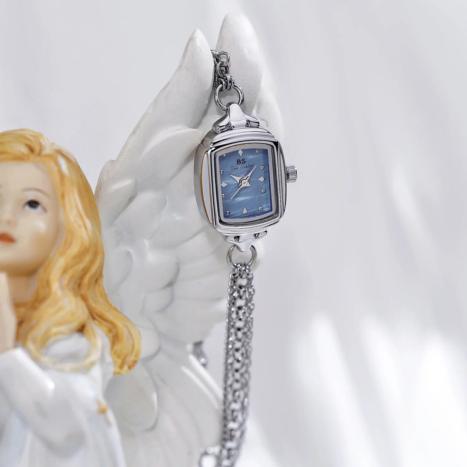 Роскошные маленькие серебряные часы в виде браслета с перламутровым циферблатом