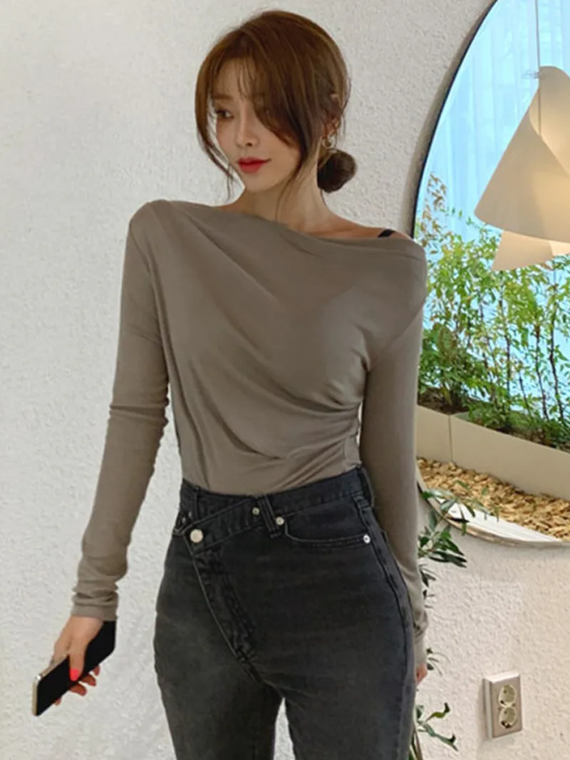 Женская футболка с косым воротником однотонная облегающая короткая открытыми