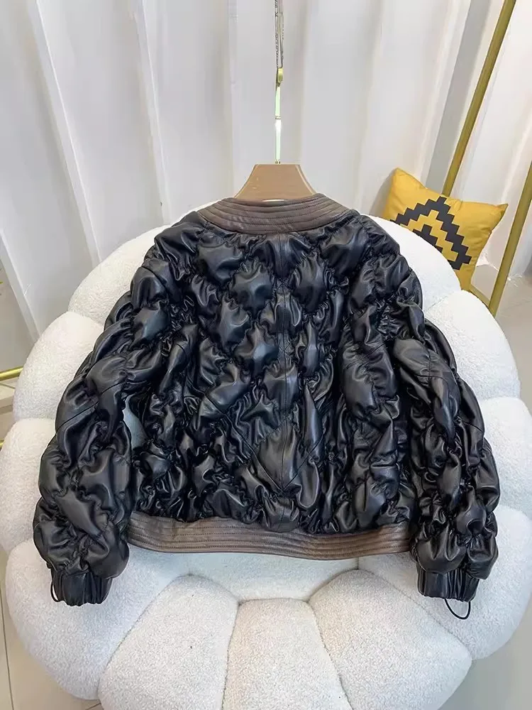 Женская куртка из натуральной кожи с v-образным вырезом