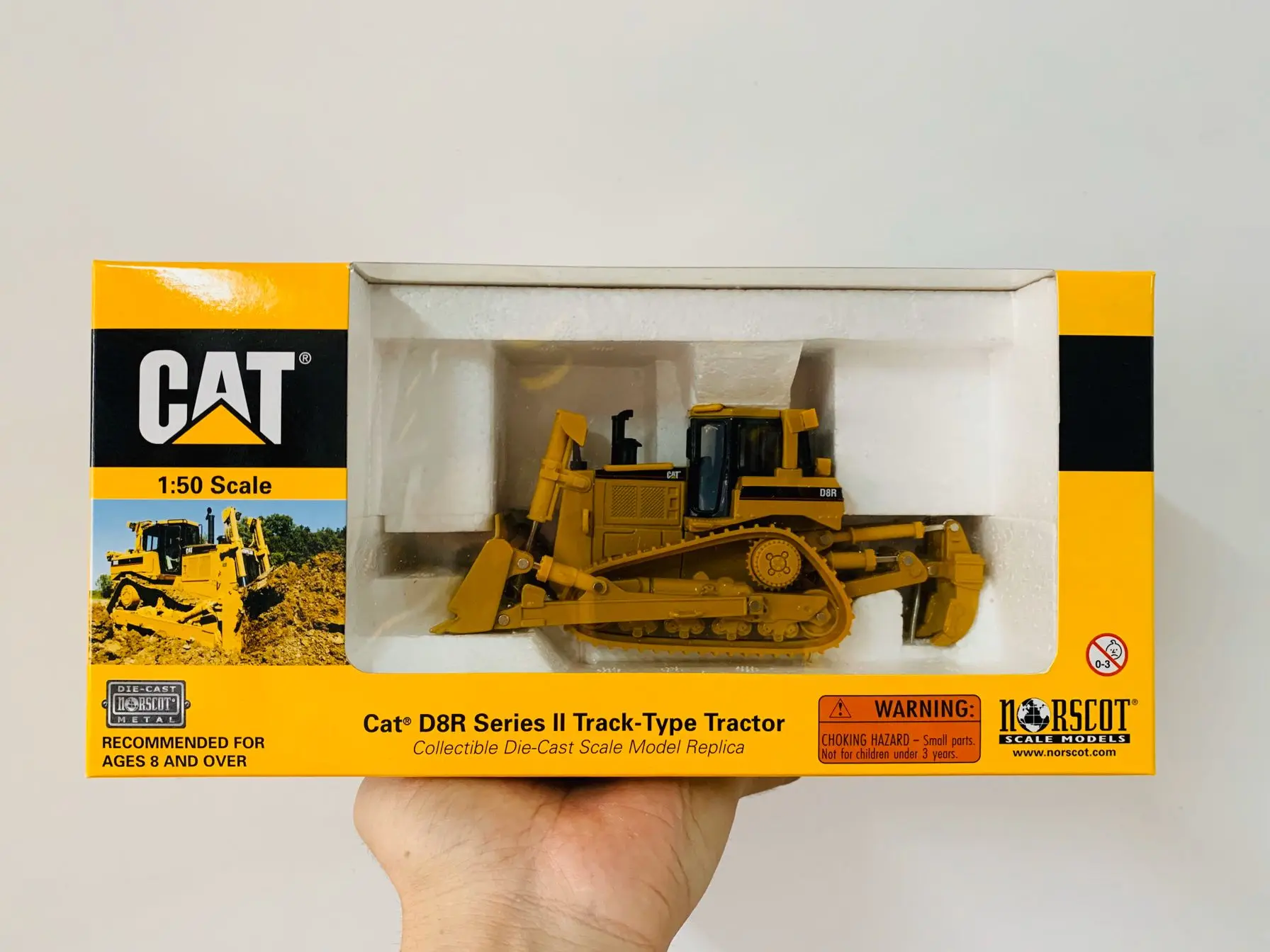 Трактор гусеничного типа серии II D8R масштаб 1:50 литой под давлением модель 55099