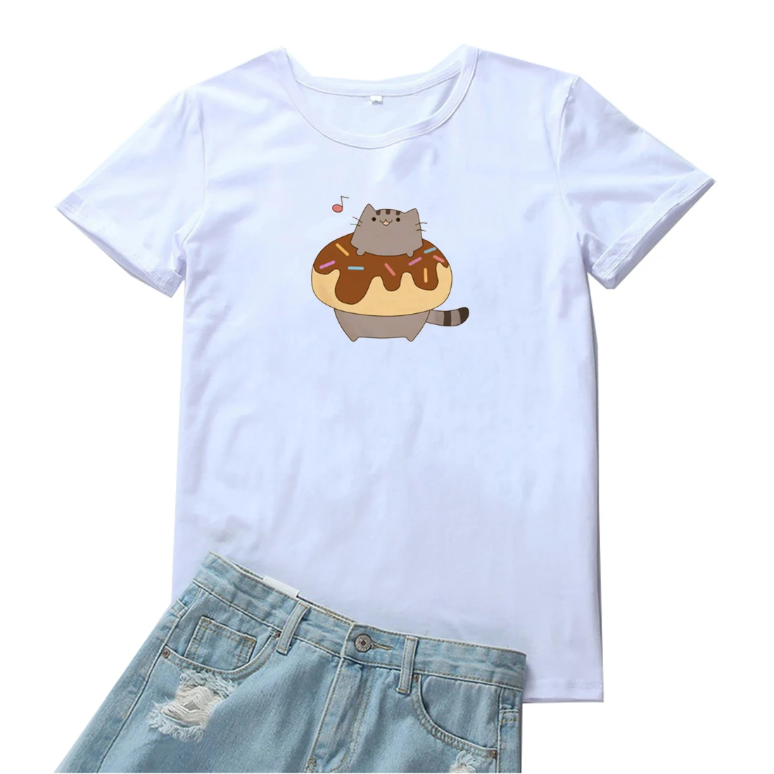 

Женская футболка с принтом «Кот любит пончики и музыку»