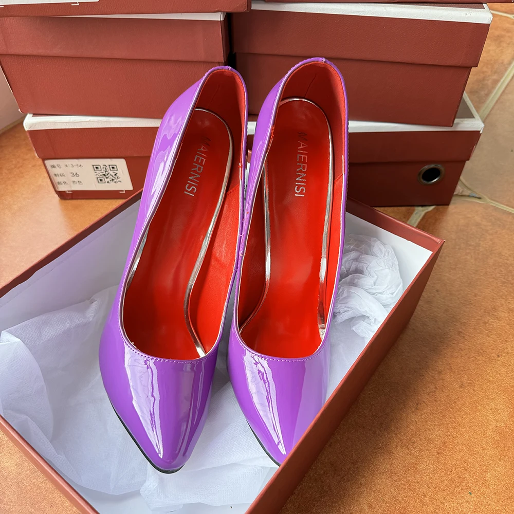 Индивидуальные сексуальные туфли-лодочки на очень металлическом высоком