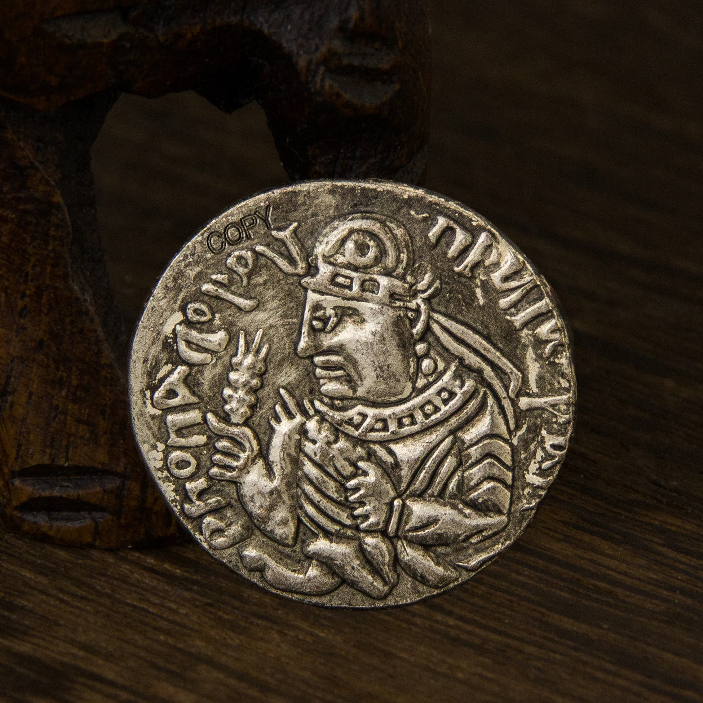 Реплика серебряной монеты в древнем римском стиле изображающие мифологические