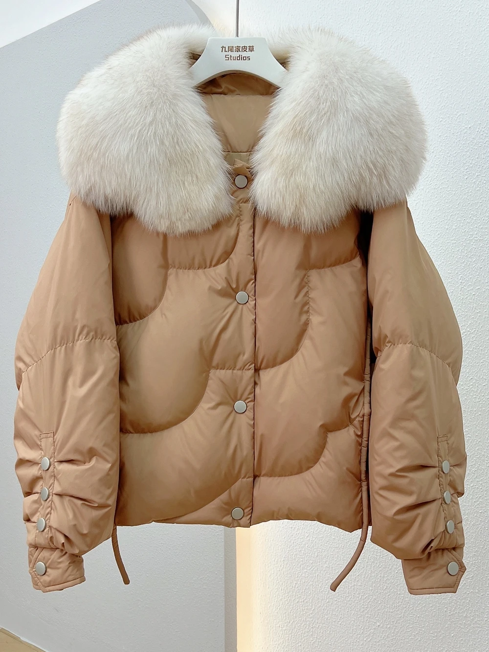 

Зима 2023, Повседневная модная новая короткая утепленная куртка с большим меховым воротником, Высококачественная Роскошная парка из лисьего меха, куртка из белого гусиного пуха