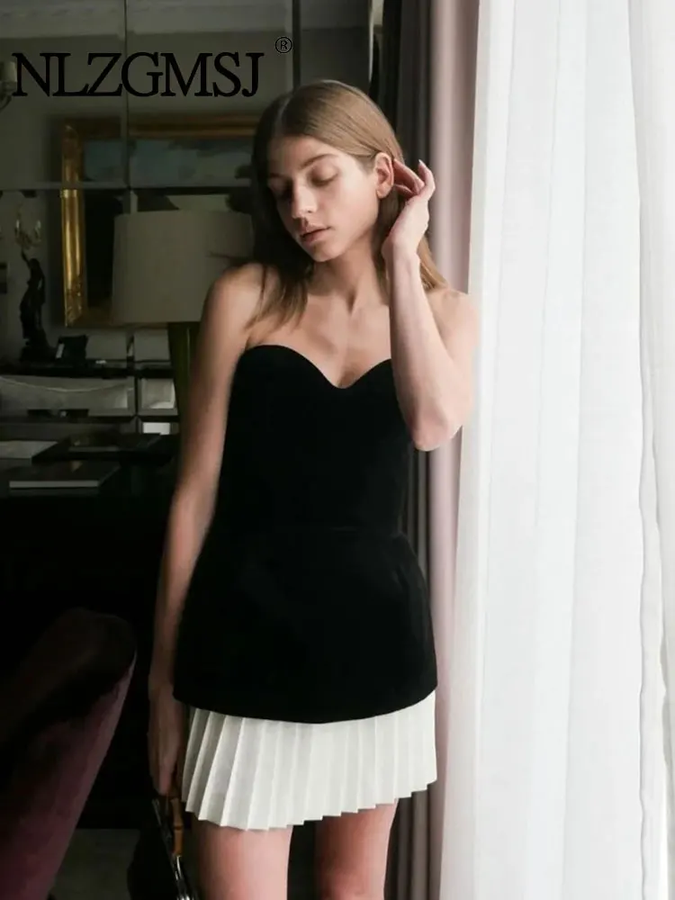 Женское бархатное платье с открытыми плечами