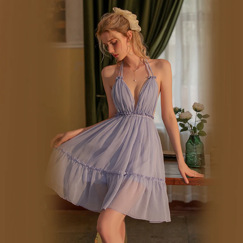 

Женское ночное платье на бретельках с V-образным вырезом