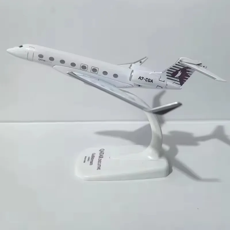 Фото Масштабная модель самолета Qatar Airways Gulfstream G650 в масштабе 1/200, набор для сборки, литая под давлением модель из сплава с подставкой, подарок для детей №1