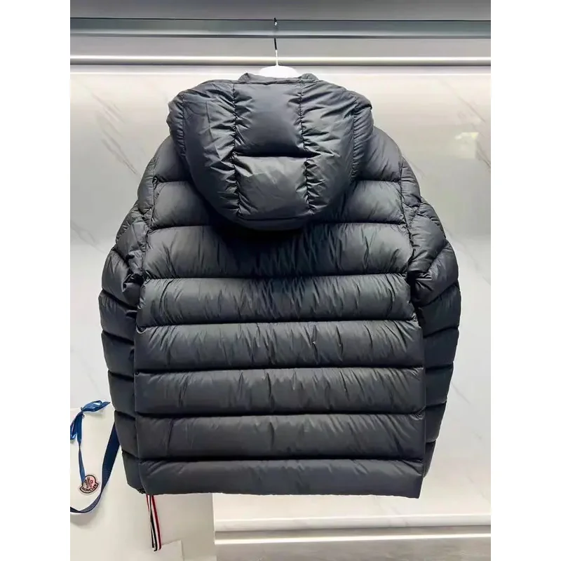 Mo*cl*r Зимняя мужская белая куртка на гусином пуху теплая приталенная