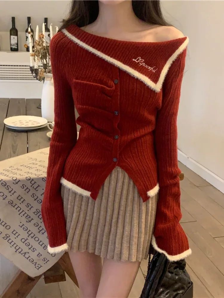 Красный свитер с воротником-лодочкой и открытыми плечами однотонный вязаный