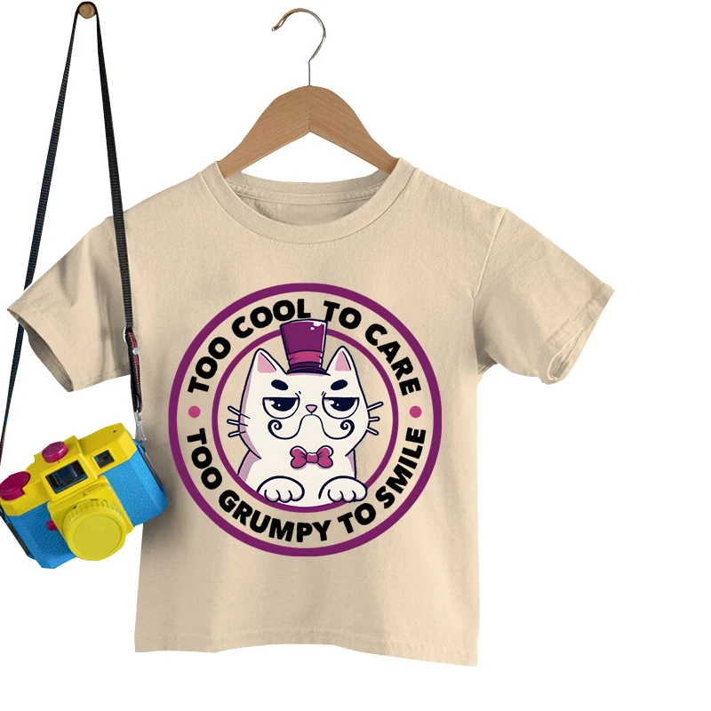 

Детские футболки с принтом кошек и надписью «Too Cool To Care Too Grumpy To Smile», летняя футболка с короткими рукавами и мультипликационным рисунком, модная футболка для мальчиков и девочек с забавными кошками