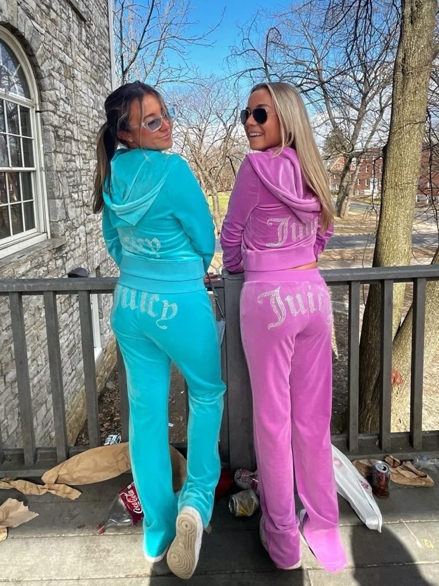 Комплект спортивных брюк из куртки на молнии с капюшоном и заниженной талией