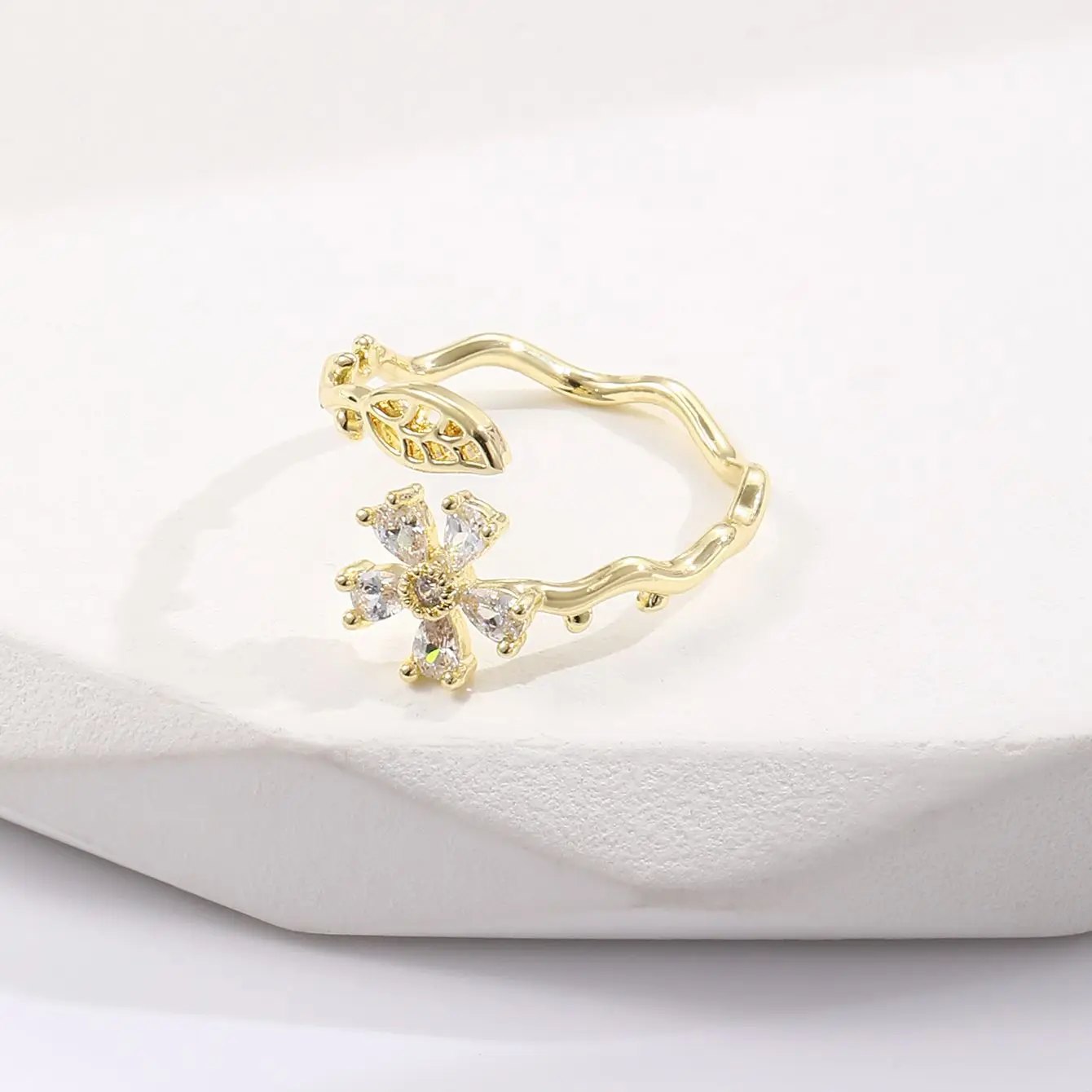 Новинка Открытое кольцо с круглыми листьями для дам специальные нишевые Изящные