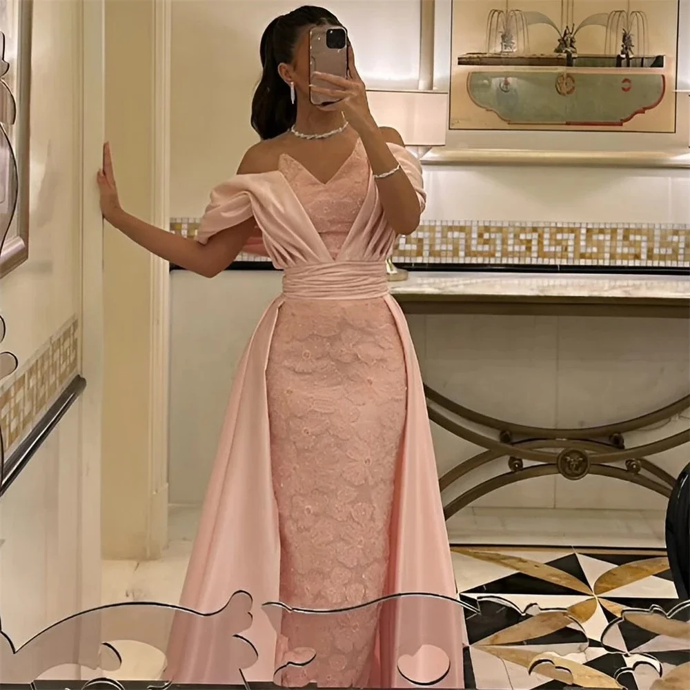 Женское атласное платье с V-образным вырезом и открытыми плечами