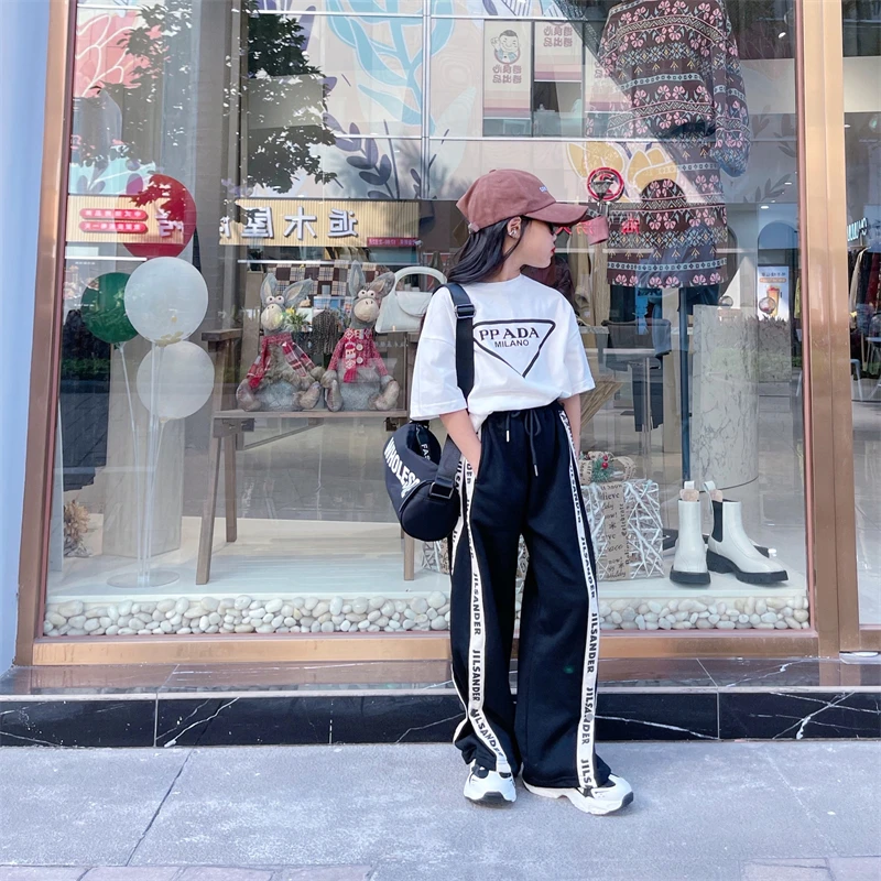 

Модный детский костюм для девочек, белая футболка с буквенным принтом и коротким рукавом, черные свободные широкие брюки, комплект из 2 пред...